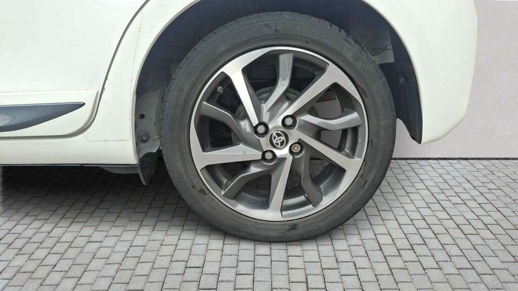 Toyota Yaris Excel White #5