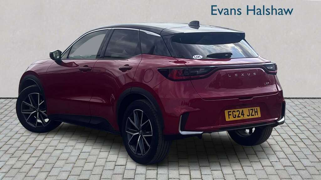 Lexus LBX 1.5 Premium Plus E-cvt 2024 Red #2