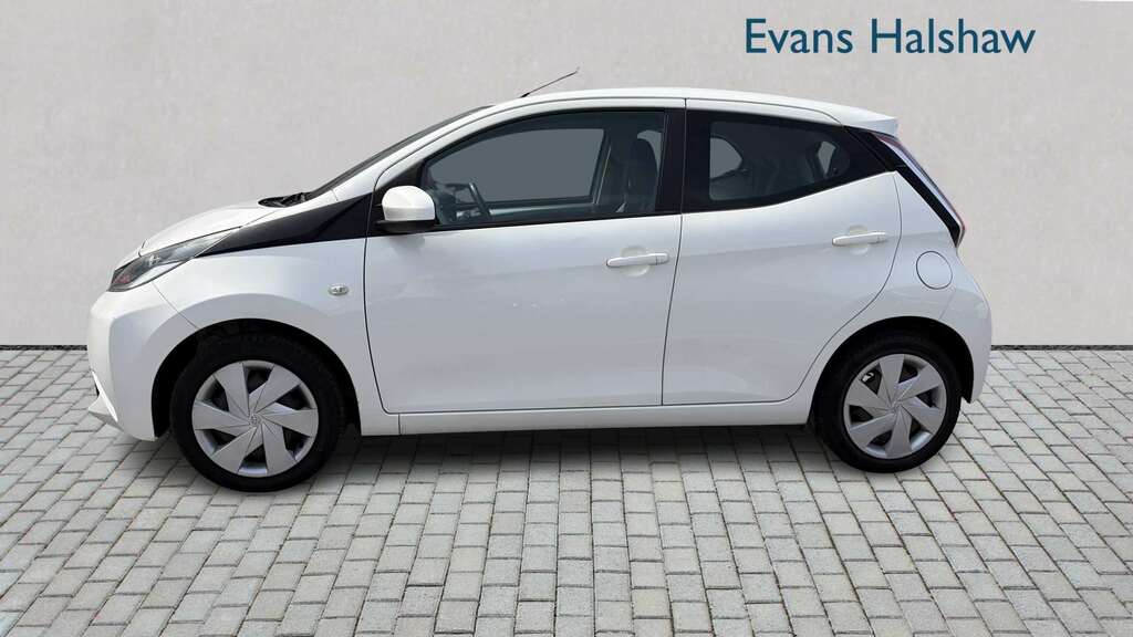 Toyota Aygo Hatchback White #2
