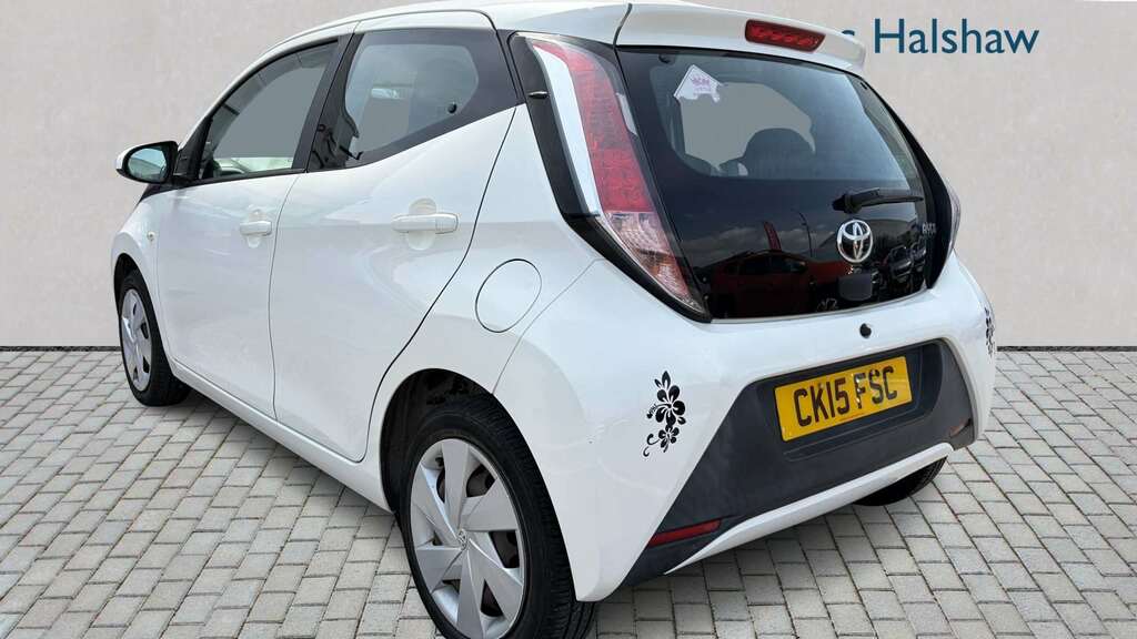Toyota Aygo Hatchback White #1