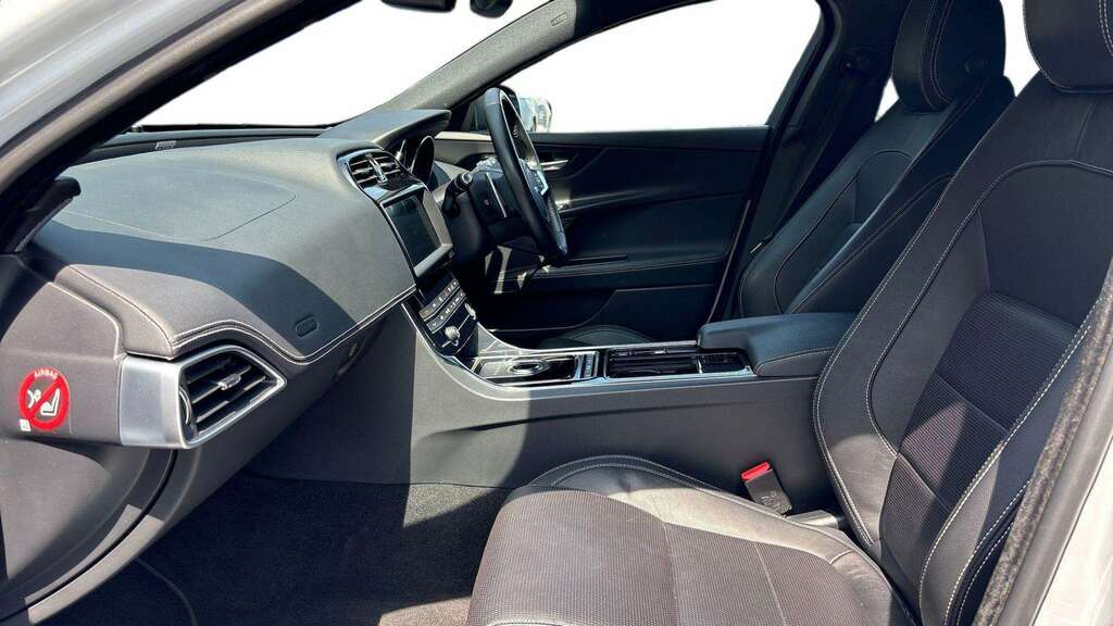 Jaguar XE 2.0D 180 Landmark Edition 2019 White #2