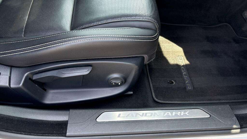 Jaguar XE 2.0 250 Landmark Edition Red #15
