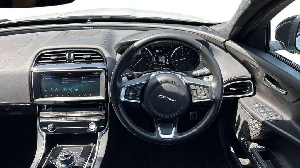 Jaguar XE 2.0 250 Landmark Edition Red #9