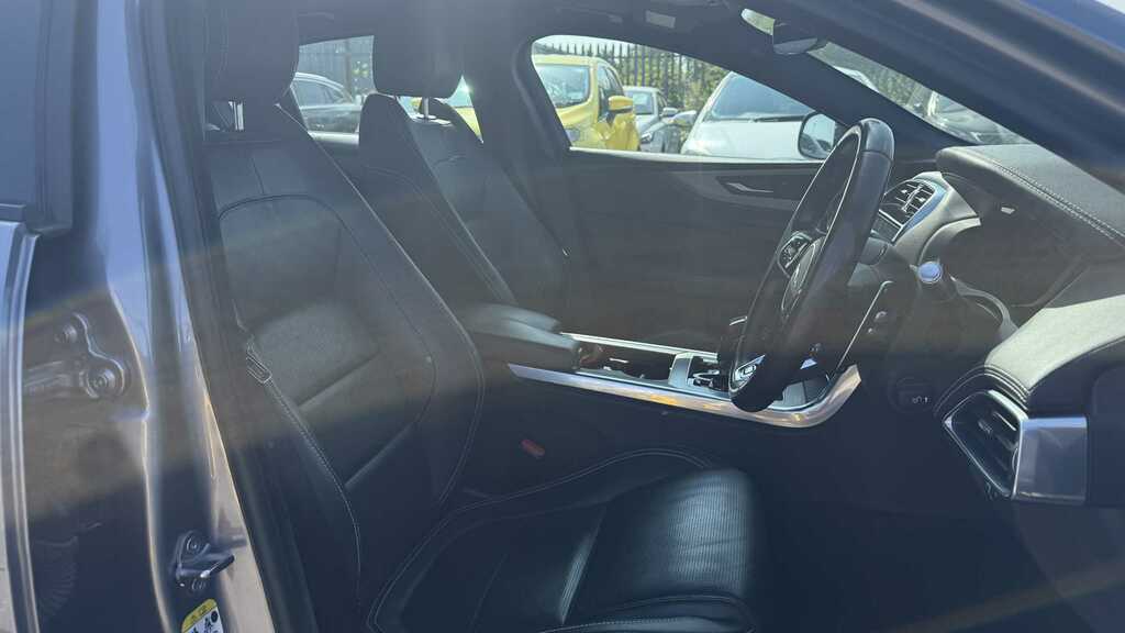 Jaguar XE Jaguar 2.0D R-dynamic S Saloon Red #12