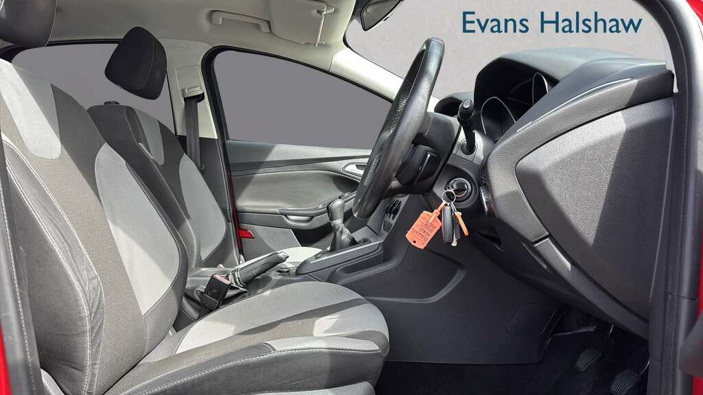 Ford Focus 1.6 Zetec 2012 Red