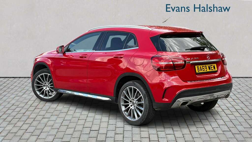 Mercedes-Benz GLA Class 180 Amg Line Edition 2019 Red #2