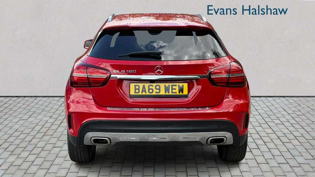 Mercedes-Benz GLA Class 180 Amg Line Edition 2019 Red #3