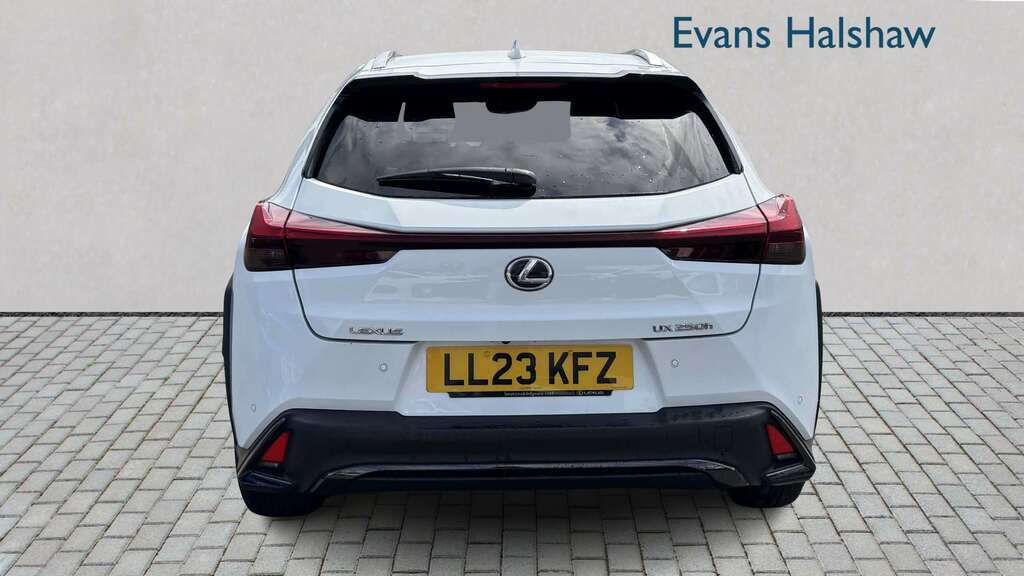 Lexus UX 250H 2.0 F-sport Design Cvt 2023 White #2