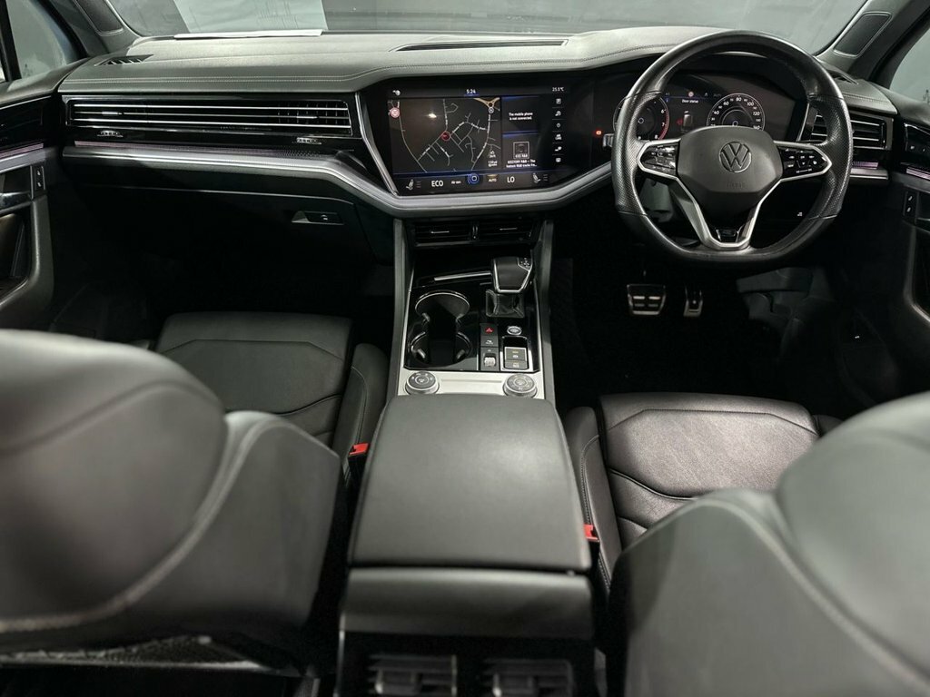 Volkswagen Touareg 3L Black Edition White #3