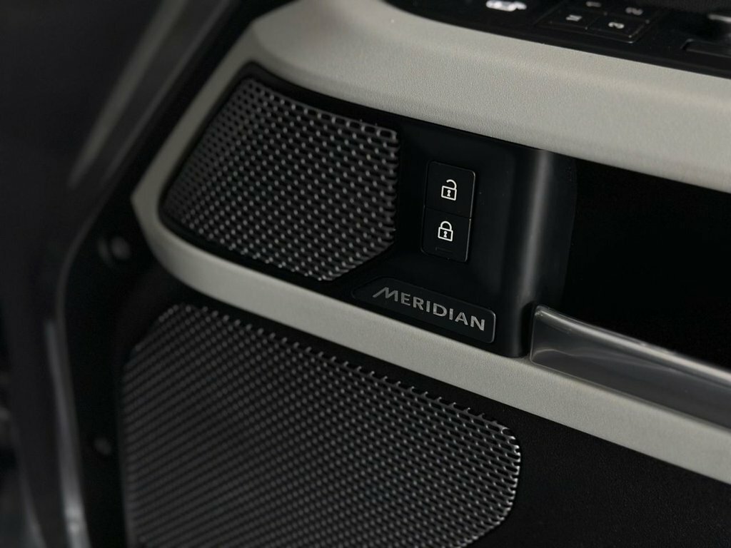 Land Rover Defender 110 Hse Black #27