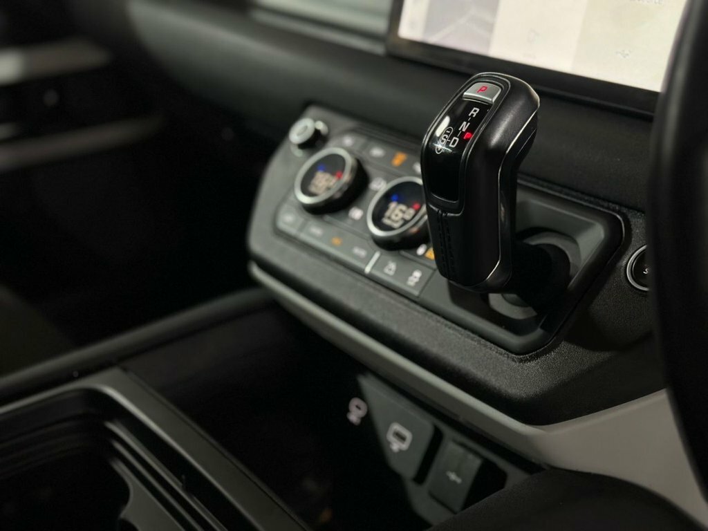 Land Rover Defender 110 Hse Black #24