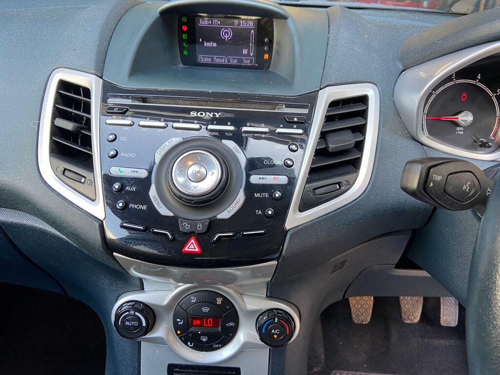 Ford Fiesta 1.6 Titanium LG61NZM Silver #4