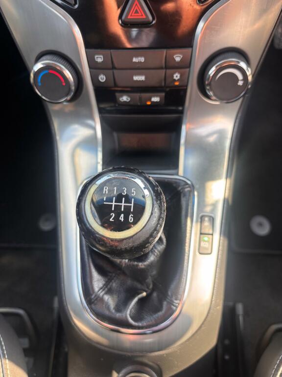 Chevrolet Cruze Hatchback Black #32