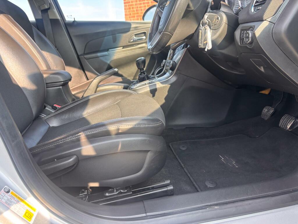 Chevrolet Cruze Hatchback Black #12