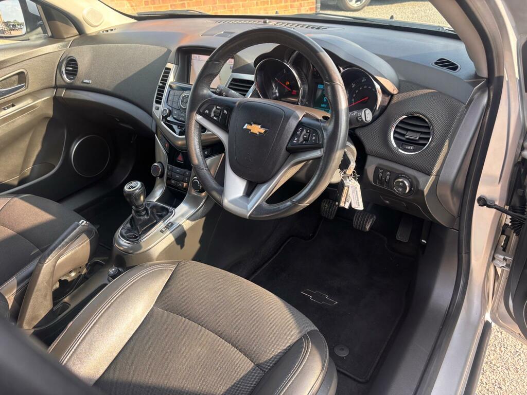 Chevrolet Cruze Hatchback Black #10