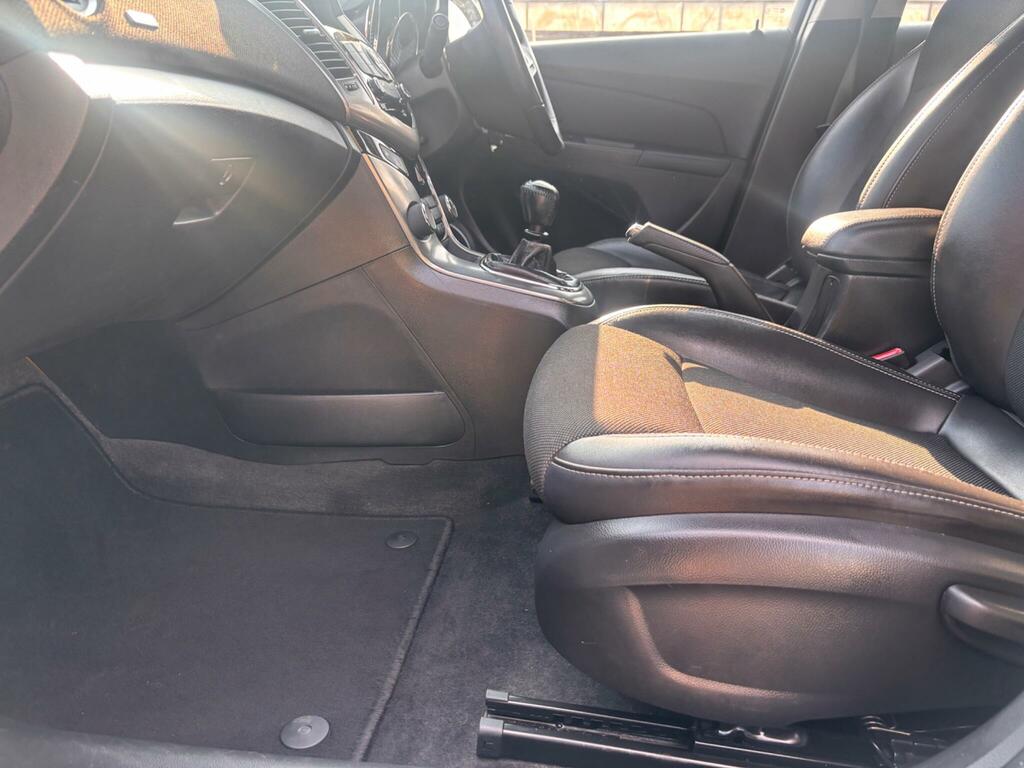 Chevrolet Cruze Hatchback Black #28