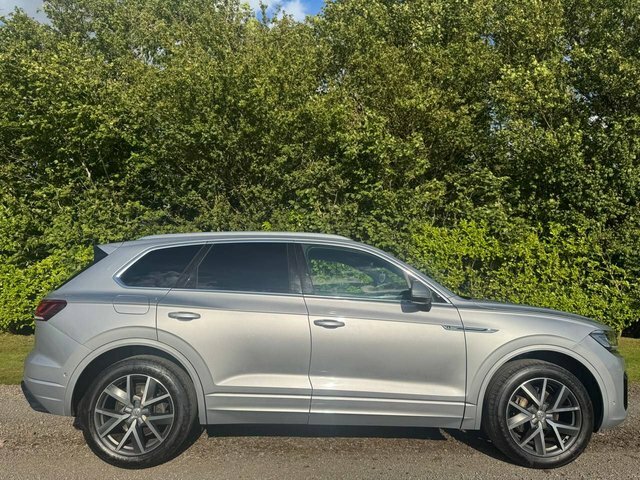 Volkswagen Touareg Estate YJ19CKG Silver #4