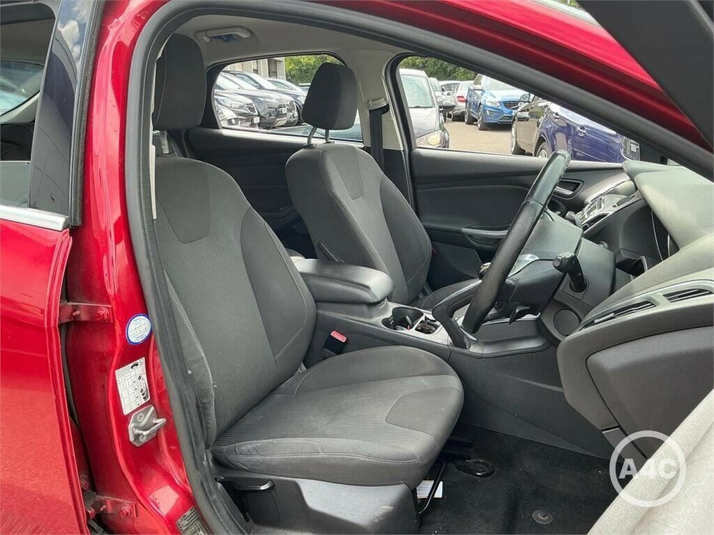 Ford Focus Hatchback 1.6 Titanium Euro 5 201111 SA11OUV Red #6