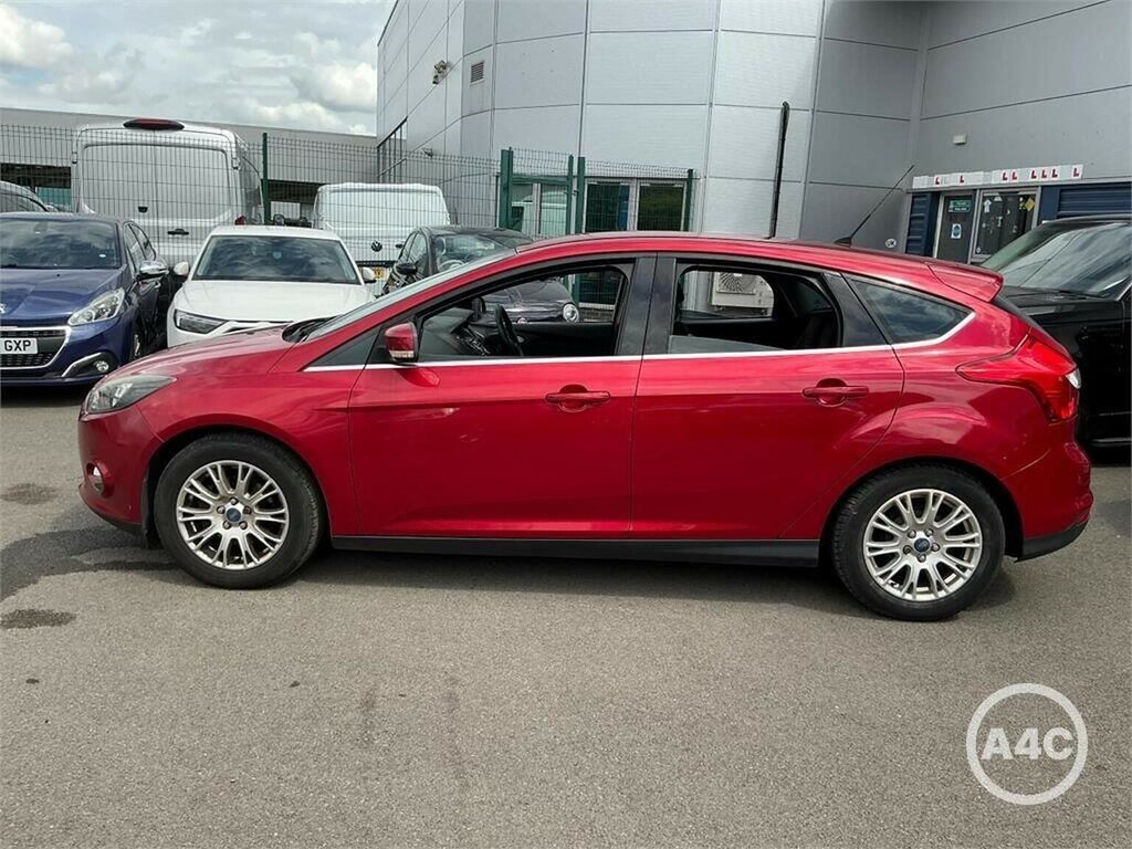 Ford Focus Hatchback 1.6 Titanium Euro 5 201111 SA11OUV Red #4