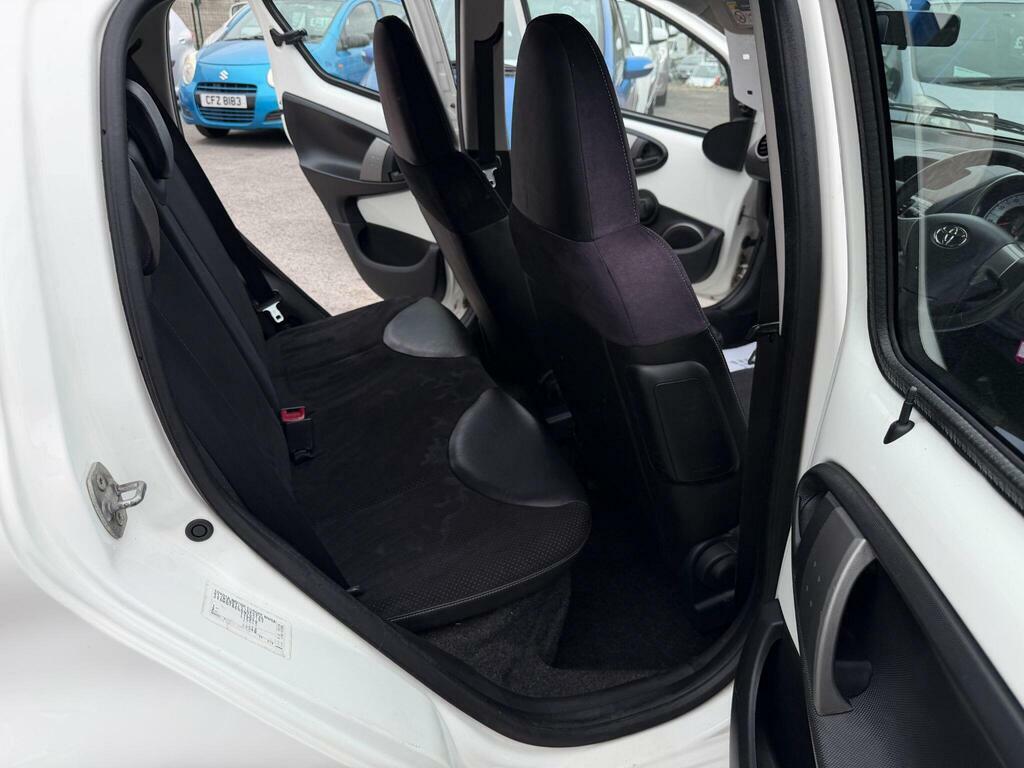 Toyota Aygo Hatchback White #15
