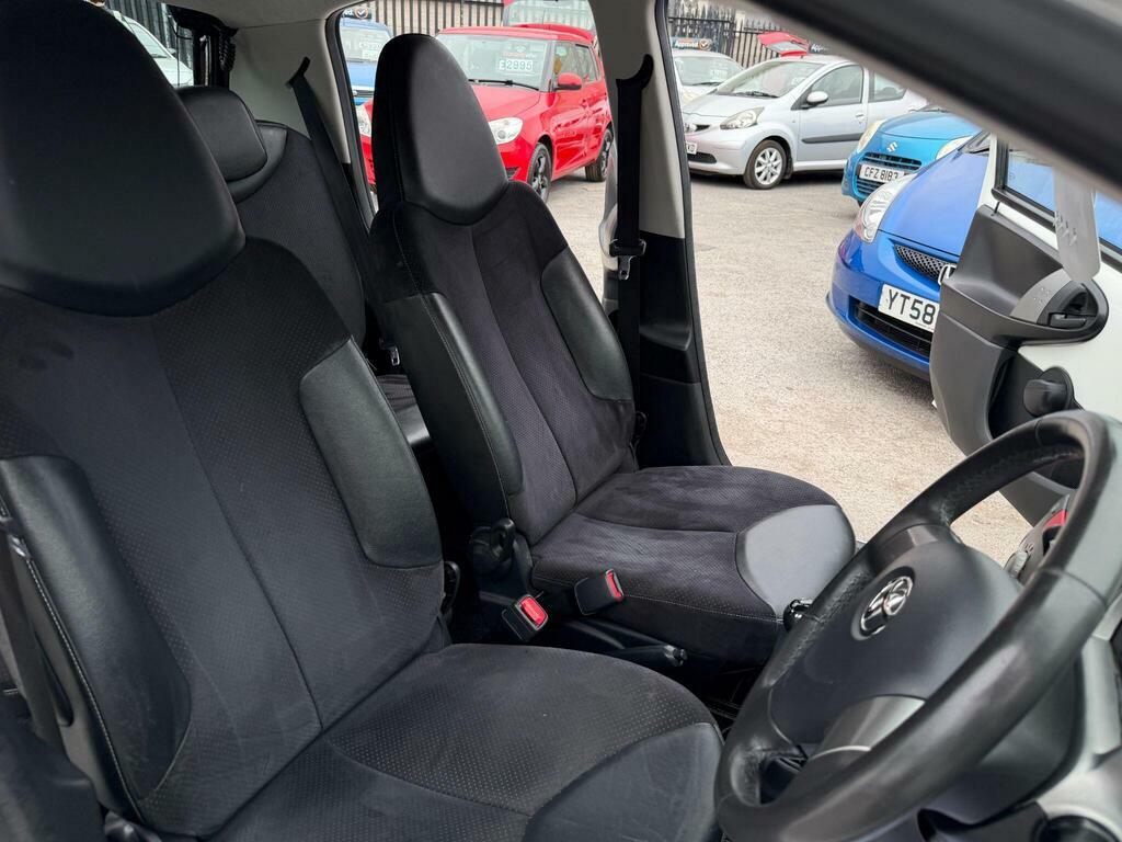 Toyota Aygo Hatchback White #25