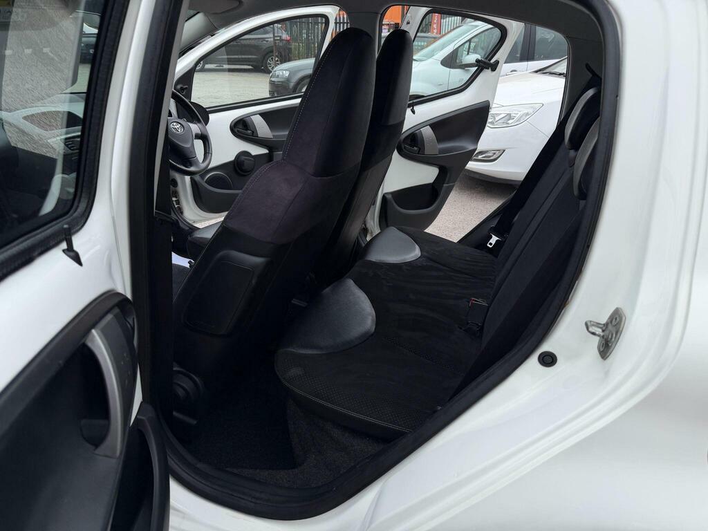 Toyota Aygo Hatchback White #27