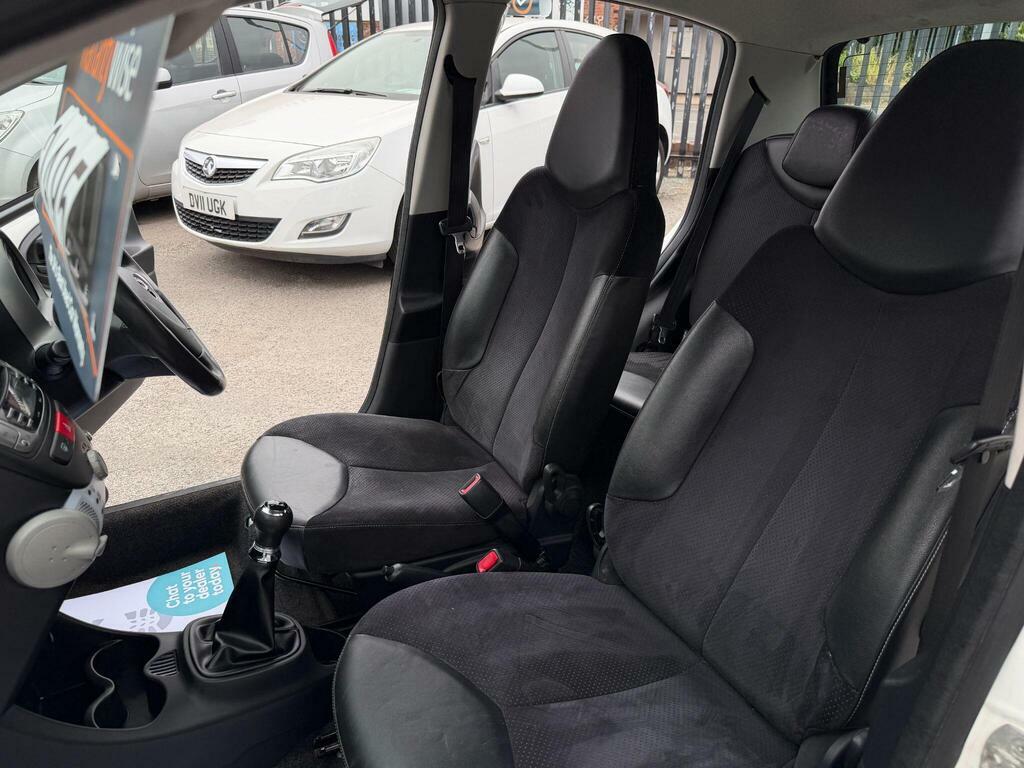 Toyota Aygo Hatchback White #26
