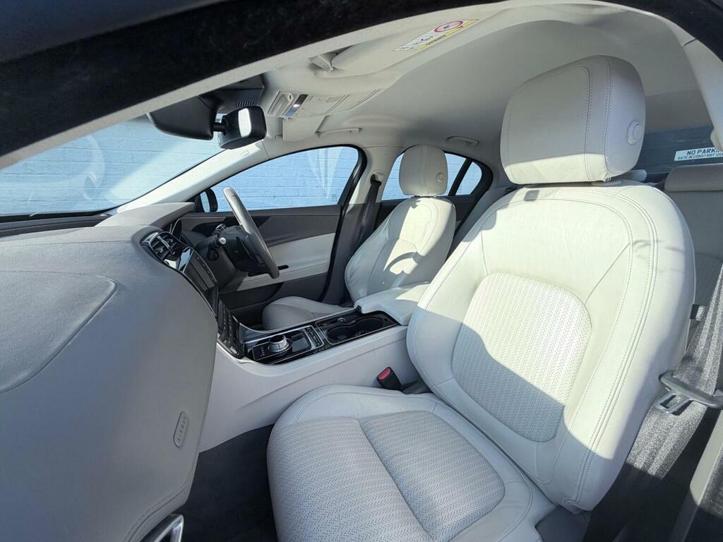 Jaguar XE  Black #25