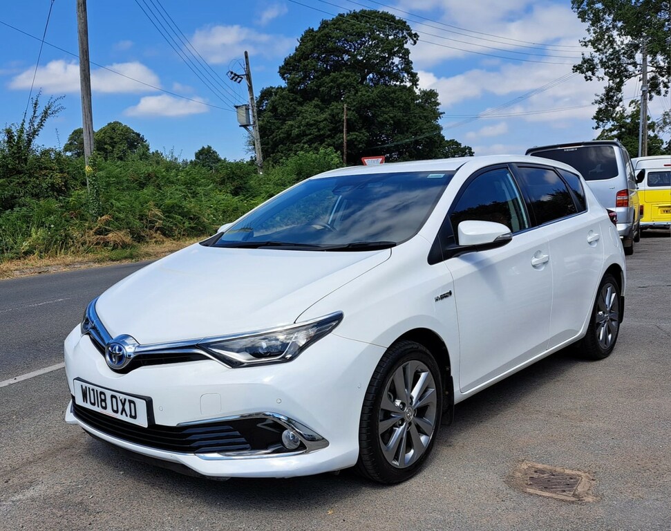 Toyota Auris Hatchback 1.8 Vvt-h Excel 2018 White #3