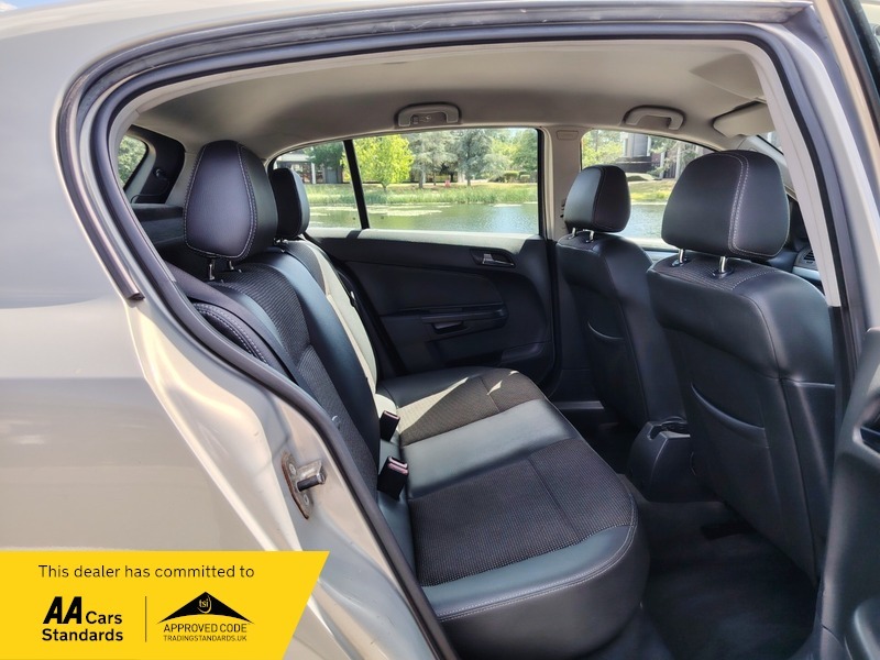 Vauxhall Astra 1.8I Exclusiv Black Twin Top 17 Black #26