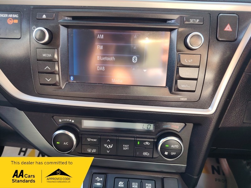 Toyota Auris 1.6 V-matic Sport Euro 5 White #34