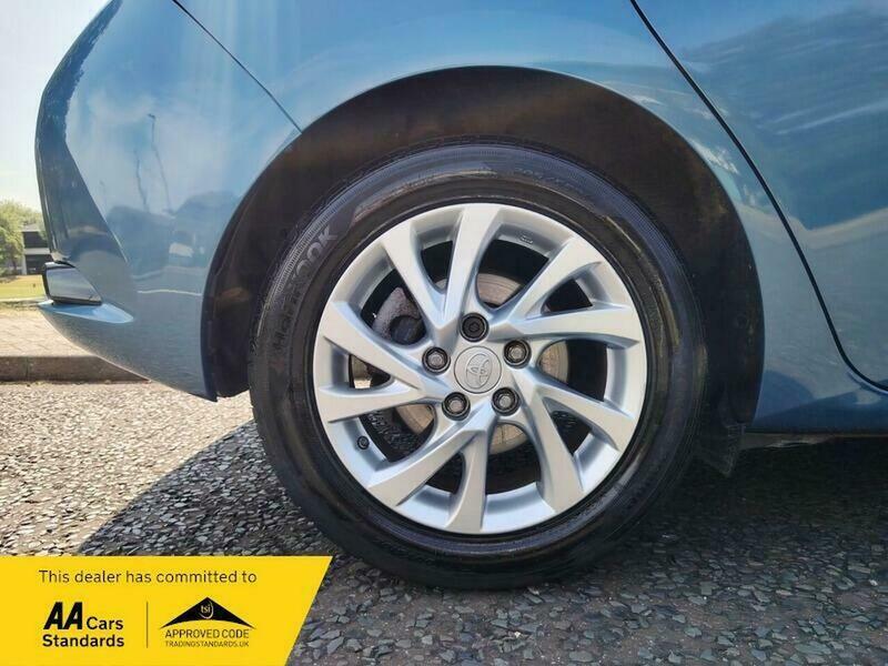 Toyota Auris Hybrid 1.8 Vvt-i Hsd Business Edition 5-Dr Red #19