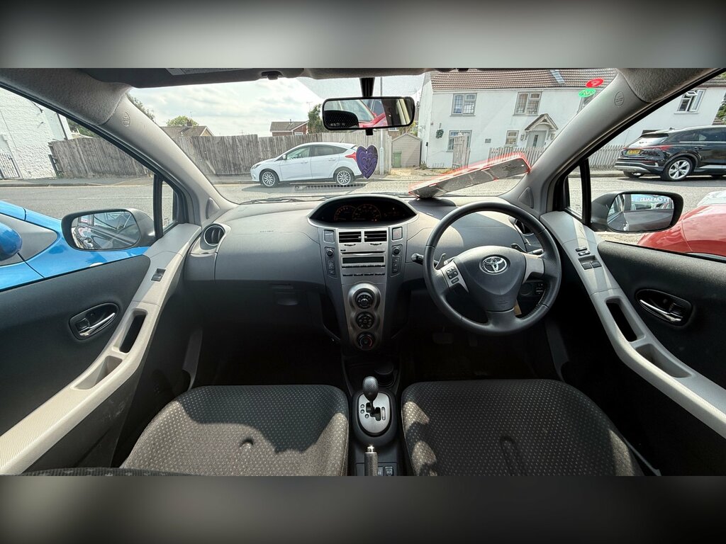 Toyota Yaris Hatchback Silver #15