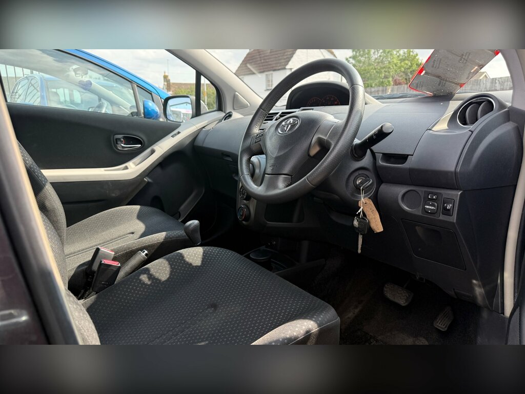 Toyota Yaris Hatchback Silver #8