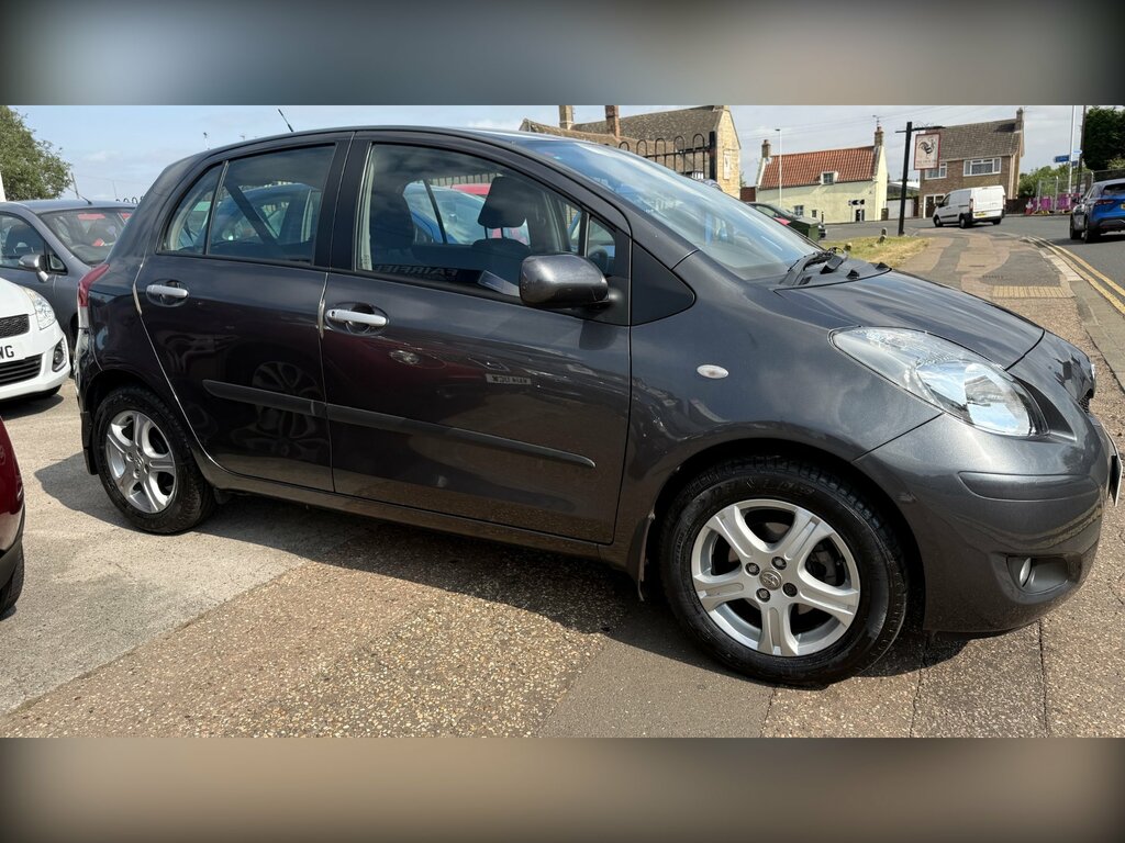 Toyota Yaris Hatchback Silver #5