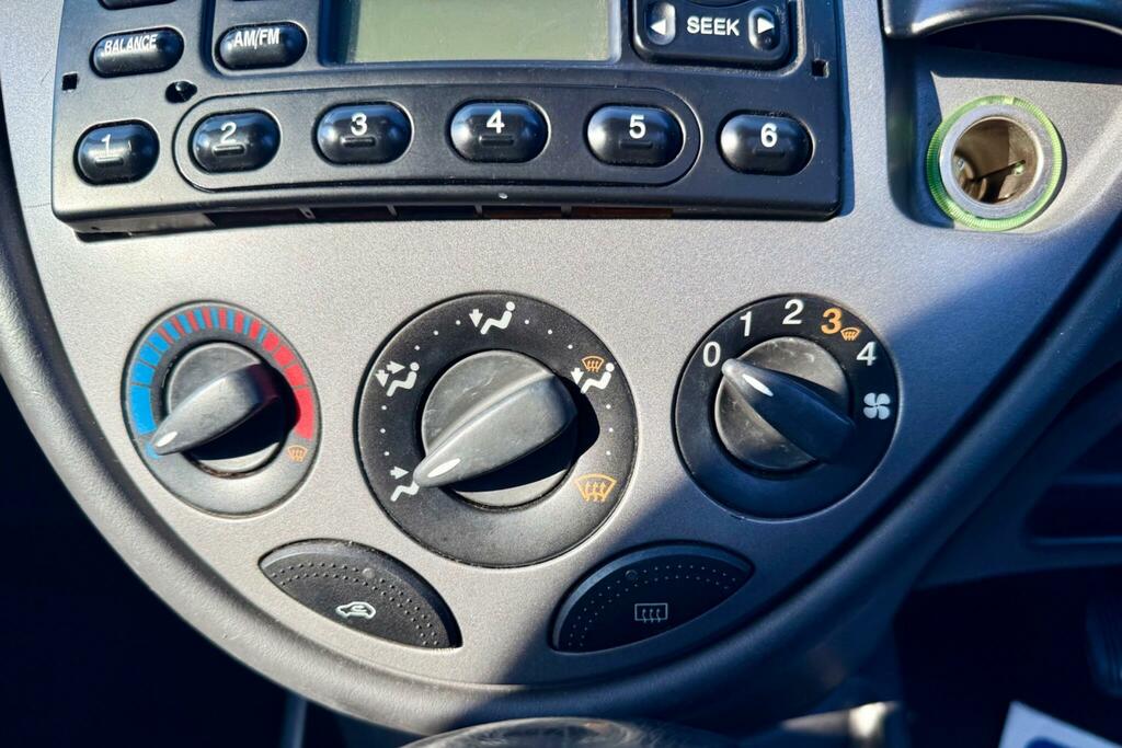 Ford Focus 1.8 Ghia Genuine 62000 Miles From New Silver #48