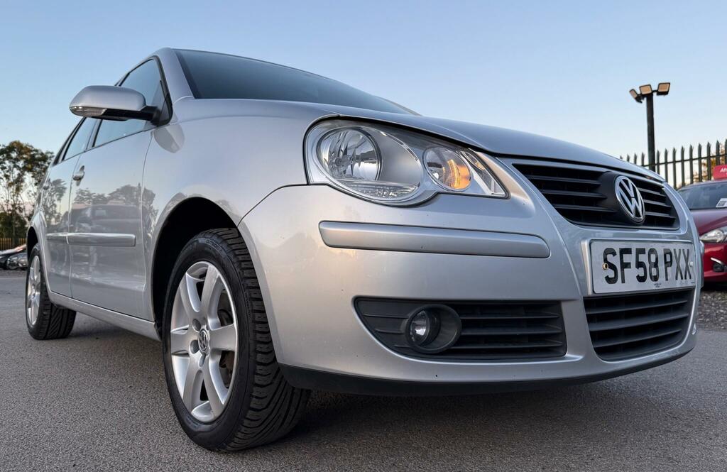 Volkswagen Polo Match 5-Door Silver #1