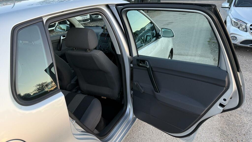 Volkswagen Polo Match 5-Door Silver #40