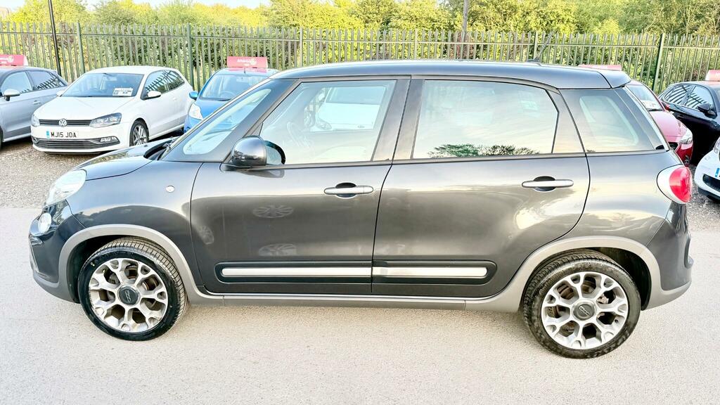 Fiat 500L Lounge Red #11