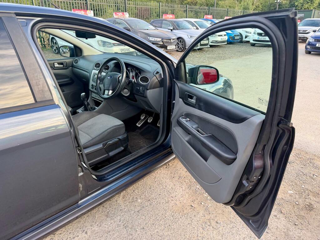 Ford Focus Zetec 5-Door Silver #27