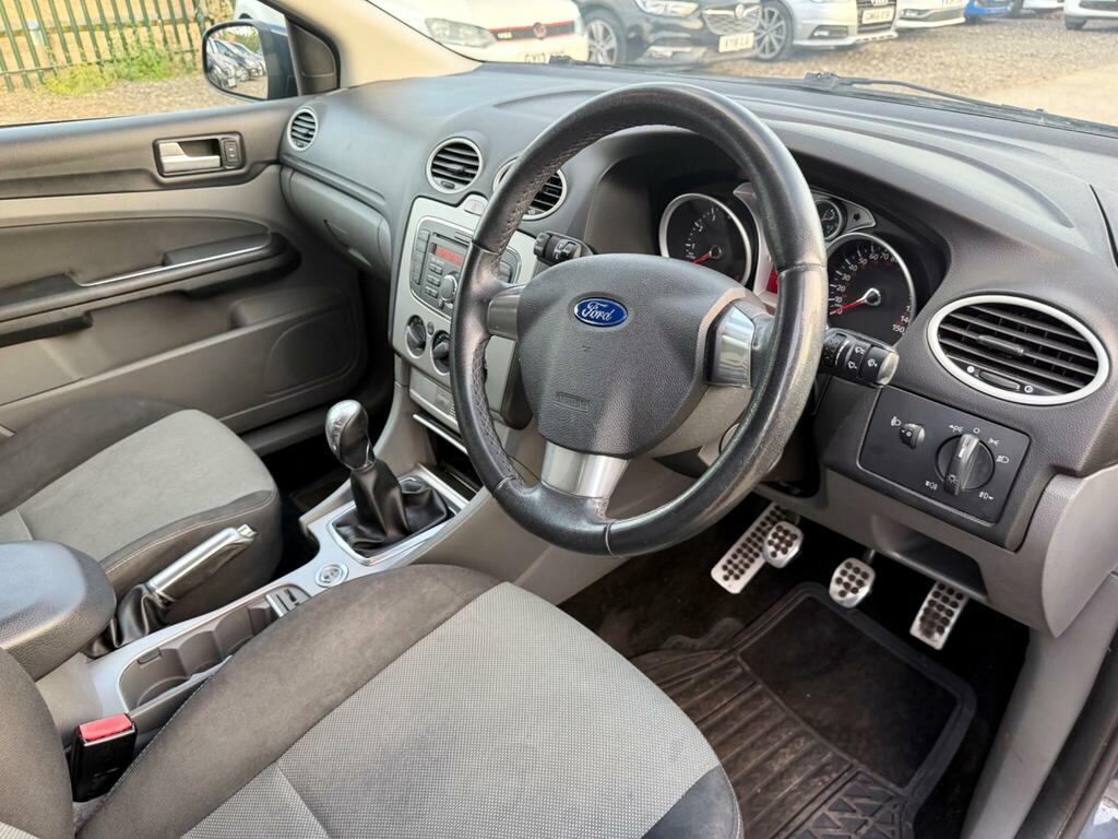 Ford Focus Zetec 5-Door Silver #17