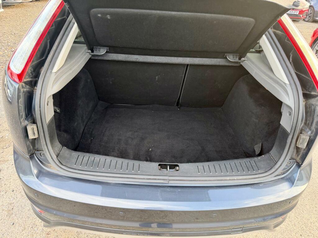 Ford Focus Zetec 5-Door Silver #37