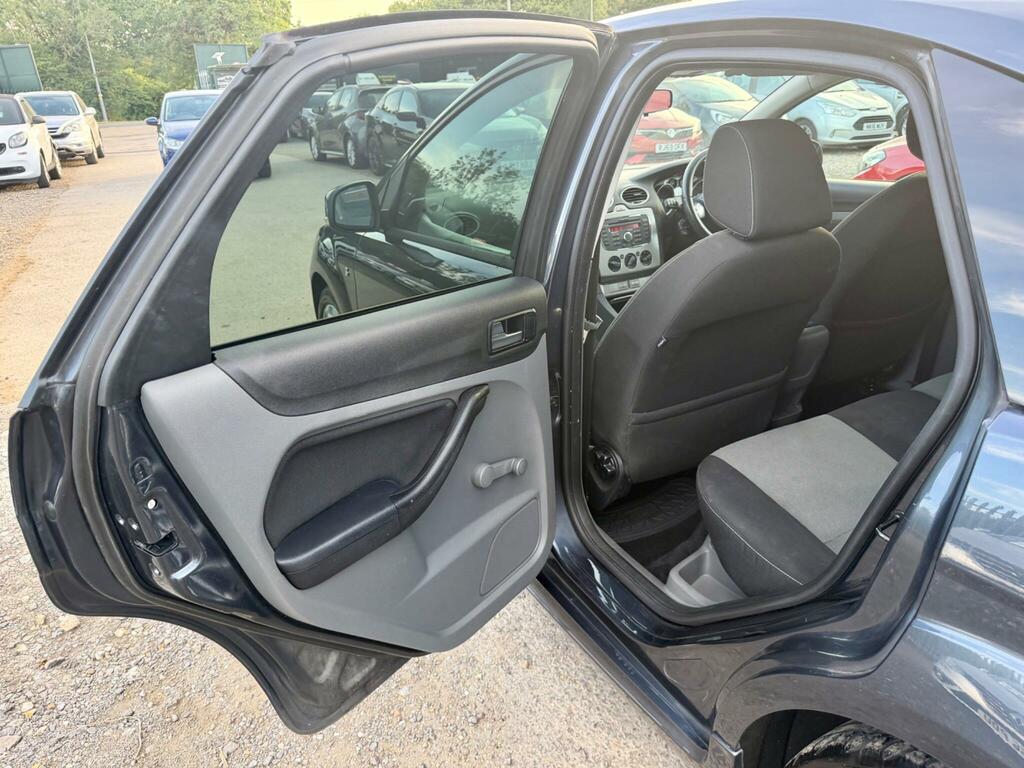 Ford Focus Zetec 5-Door Silver #25