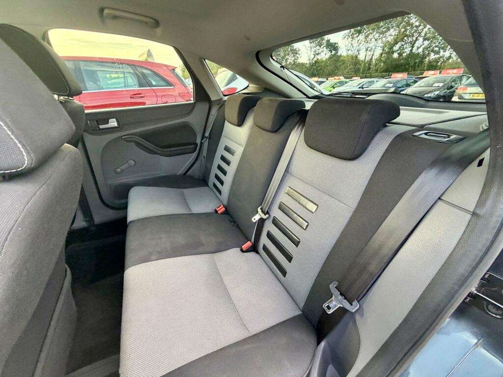 Ford Focus Zetec 5-Door Silver #20