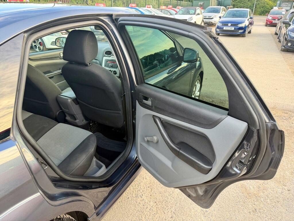 Ford Focus Zetec 5-Door Silver #26