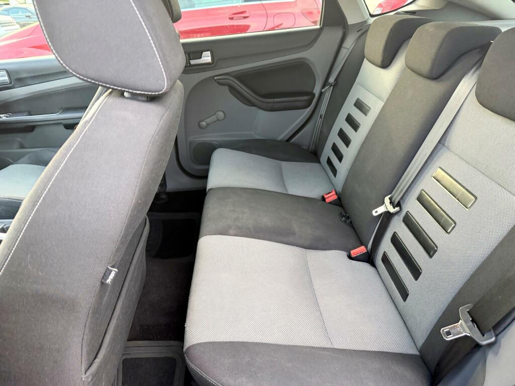 Ford Focus Zetec 5-Door Silver #21