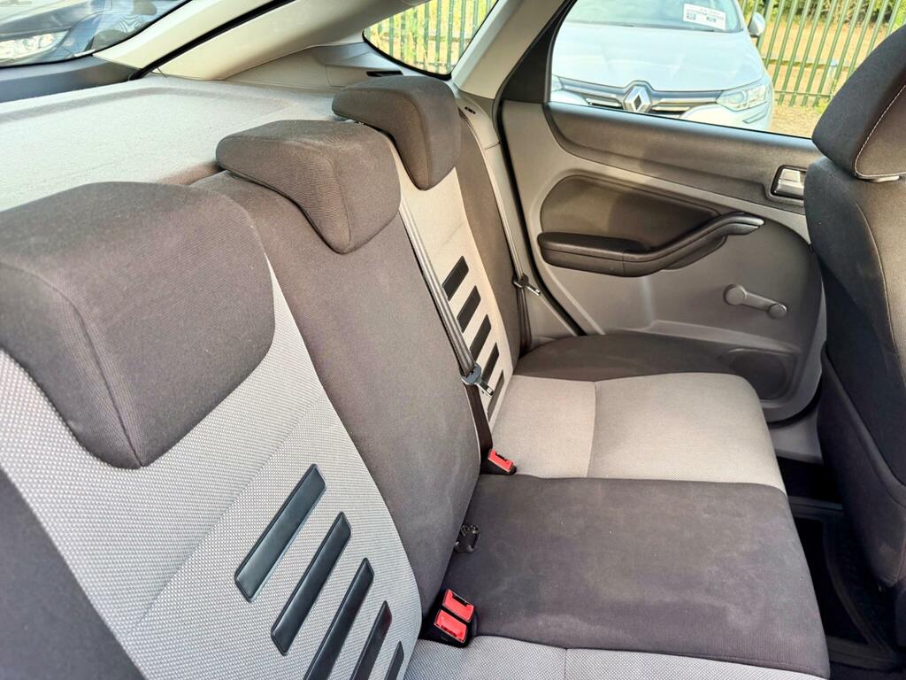 Ford Focus Zetec 5-Door Silver #23