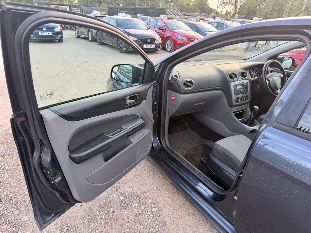 Ford Focus Zetec 5-Door Silver #24