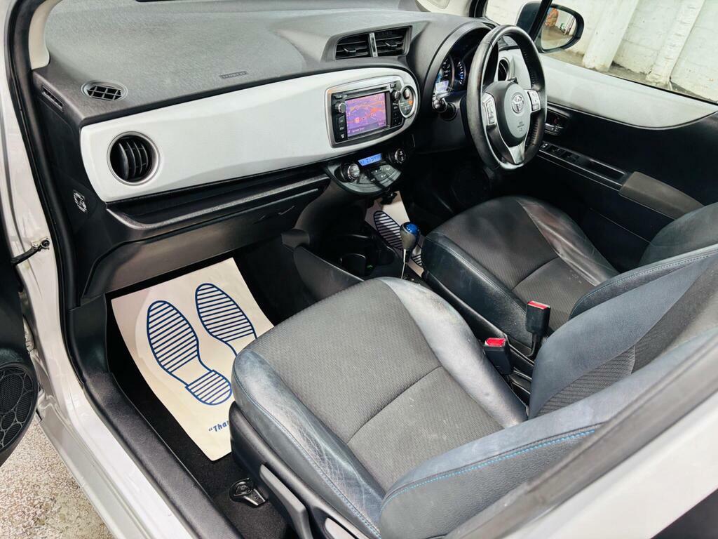 Toyota Yaris Toyota Hatchback 1.33 Vvt-i Tr Multidrive S Grey #12