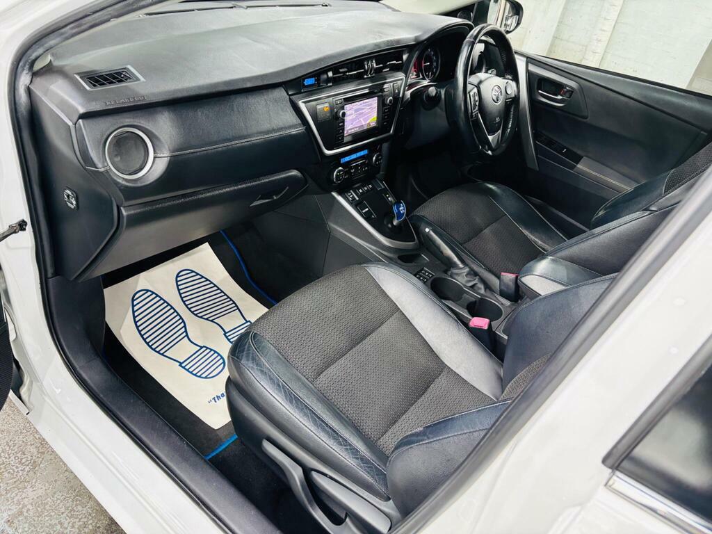Toyota Auris Auris Excel D-4d White #12